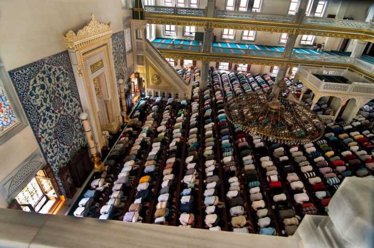 9434 – Moet de Imam een Imaamah (tulband) dragen tijdens het leiden van het gebed?