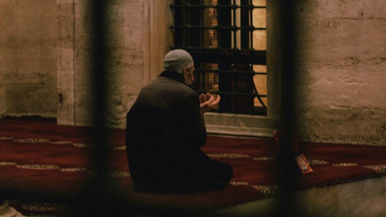 9496 – Wat is de manier om gemiste (qada) gebeden te verrichten?