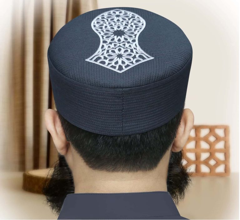 9453 – Kunnen wij na’layn (gezegende sandalen) topis dragen en daarmee bidden?